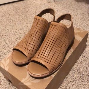 Carmel color size 8 brand new Sofft open toe sling